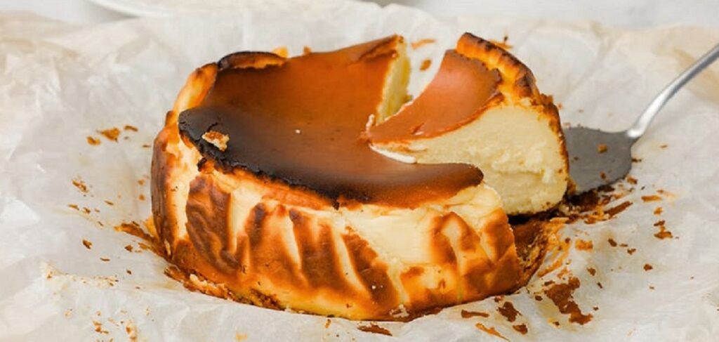 Mesele de Paște ale românilor sunt de neimaginat fără pască, un desert tradițional pregătit cu sfințenie în Vinerea Mare