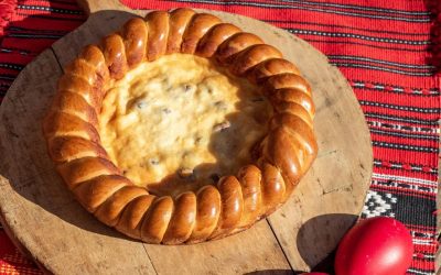 O reinterpretare a tradiționalei pască, cu smântână în locul clasicei brânze de vaci, promite o textură mai fină și un gust desăvârșit, ideal pentru a completa mesele festive