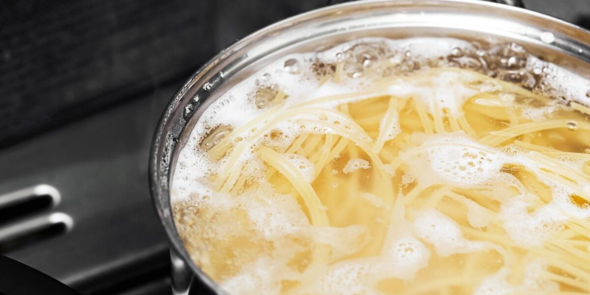 Greșeala epică la paste: Câtă apă pui? Trucul bucătarilor, dezvăluit!