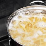 Greșeala epică la paste: Câtă apă pui? Trucul bucătarilor, dezvăluit!