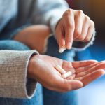 Atenție: Ce mănânci când iei medicamente? Alimente care-ți sabotează tratamentul