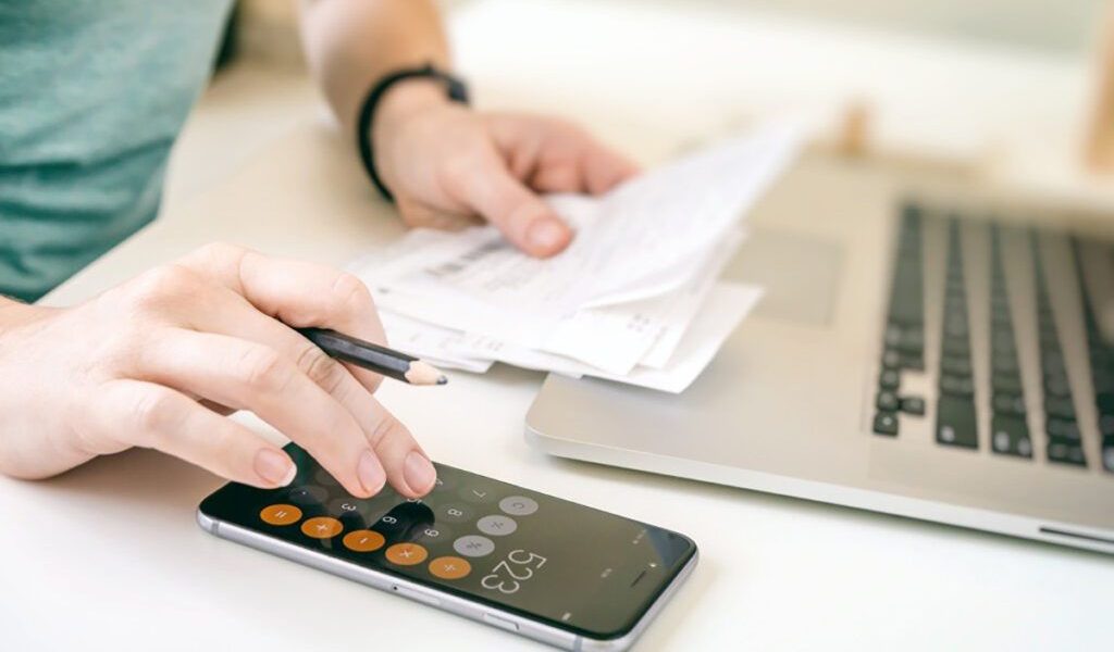 Vârsta de pensionare pentru femei continuă să crească, conform tabelului complet cu stagiile de cotizare și datele de egalizare