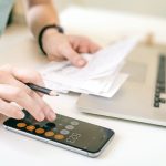 Vârsta de pensionare pentru femei continuă să crească, conform tabelului complet cu stagiile de cotizare și datele de egalizare