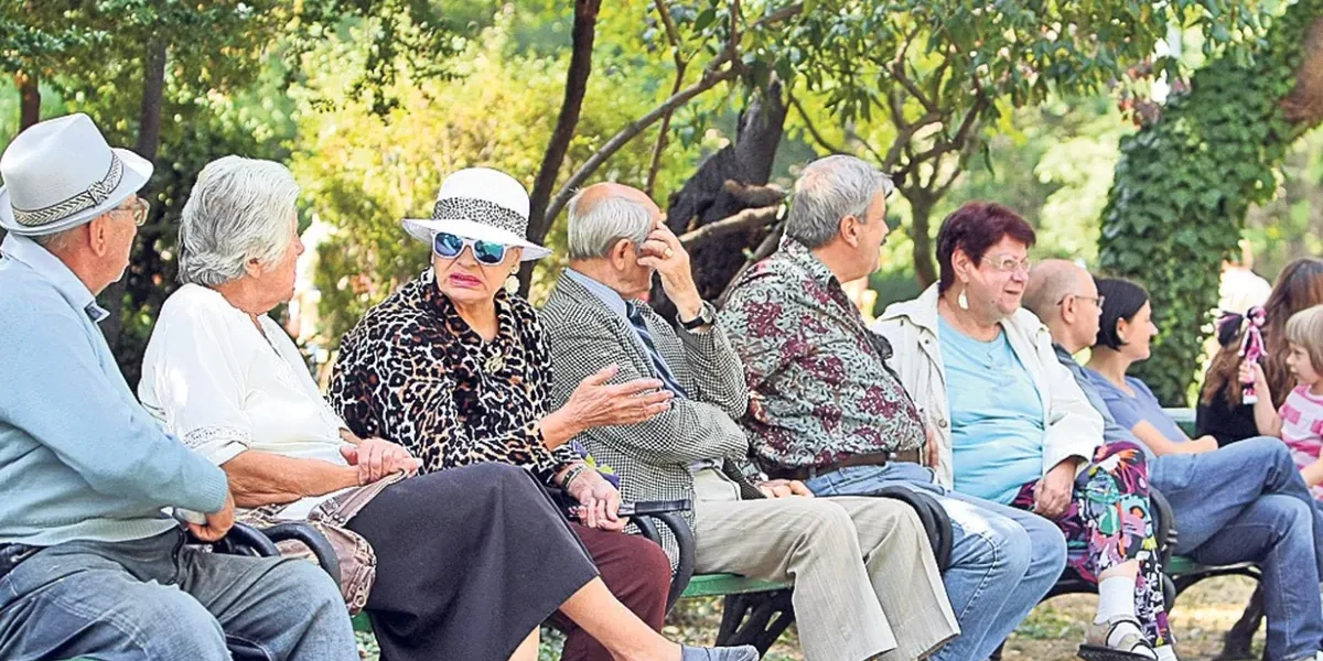 Pensionari, loviți de 240 de lei lunar în 2026: Ajutor de la Ministerul Muncii