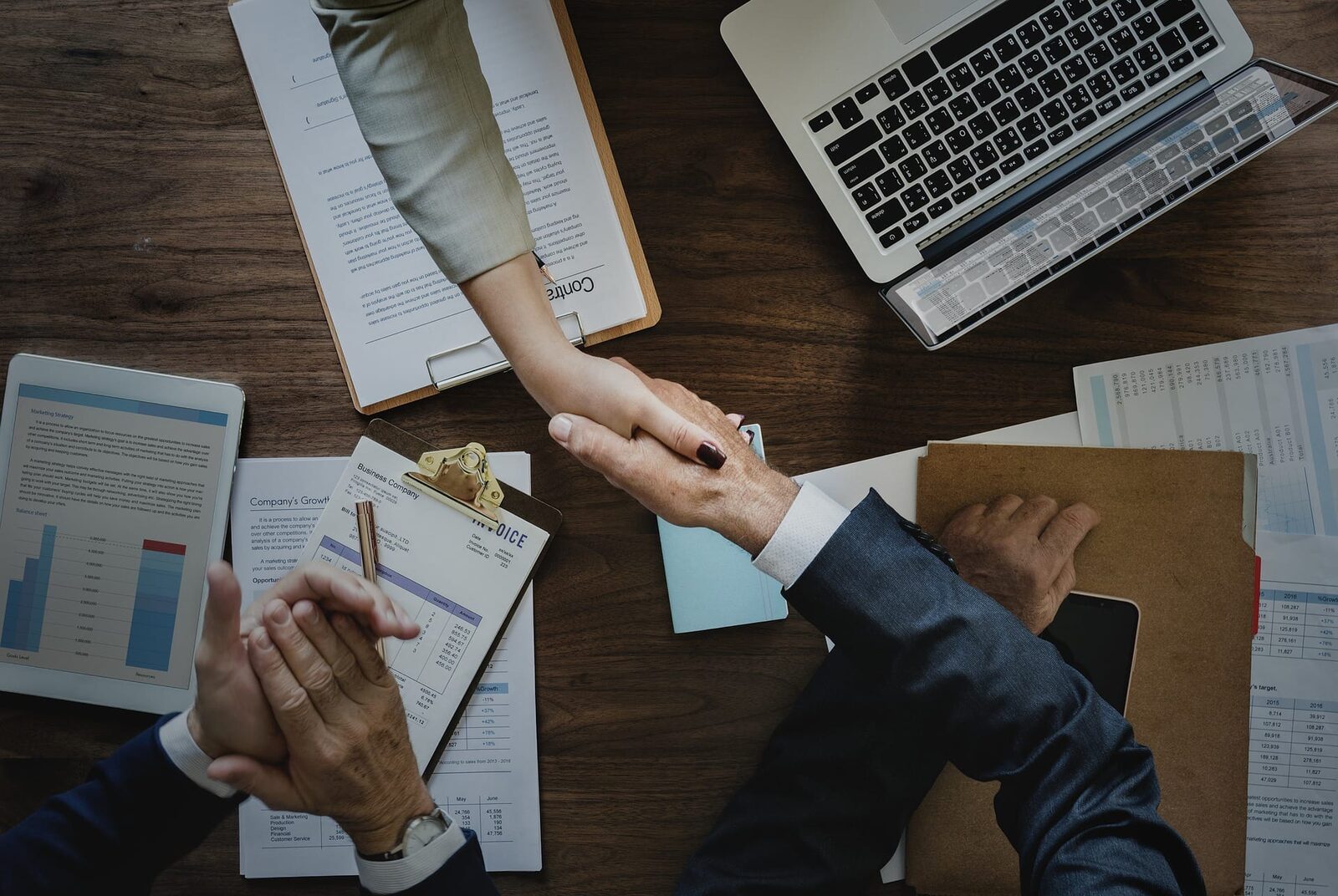 Tehnologia avansată a platformelor de inteligență artificială poate înlocui, în viitorul apropiat, consilierii financiari umani, potrivit unui expert de la MIT