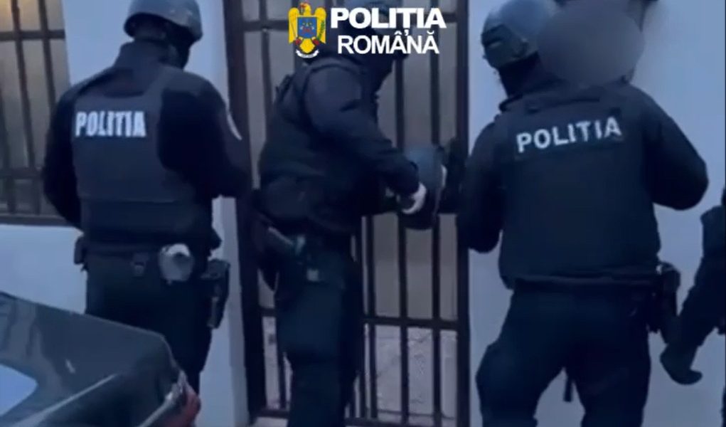 București: Doi suspecți și o complice, prinși după furt