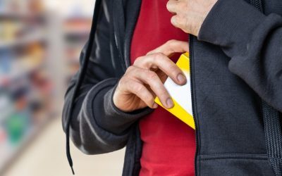 Trei români, o tânără de 22 de ani, un bărbat de 50 de ani și soția sa de 47 de ani, au fost prinși în timp ce furaseră produse alimentare în valoare de aproximativ 480 de euro dintr-un supermarket din Antegnate, Italia