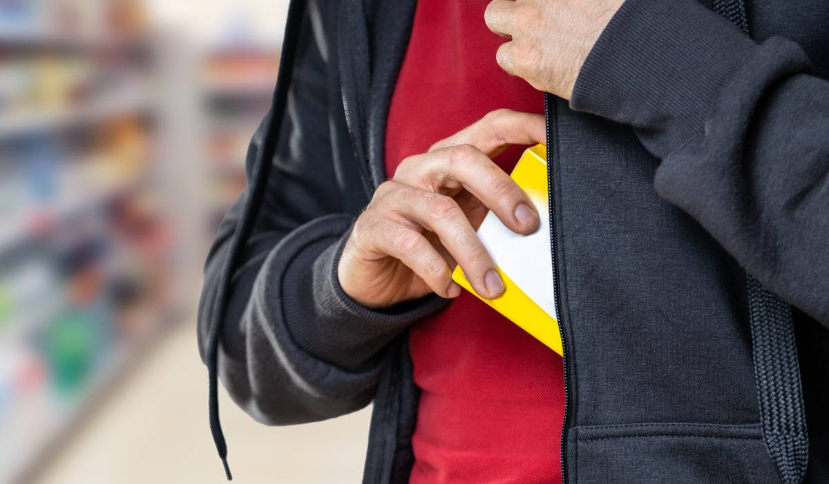 Trei români, o tânără de 22 de ani, un bărbat de 50 de ani și soția sa de 47 de ani, au fost prinși în timp ce furaseră produse alimentare în valoare de aproximativ 480 de euro dintr-un supermarket din Antegnate, Italia