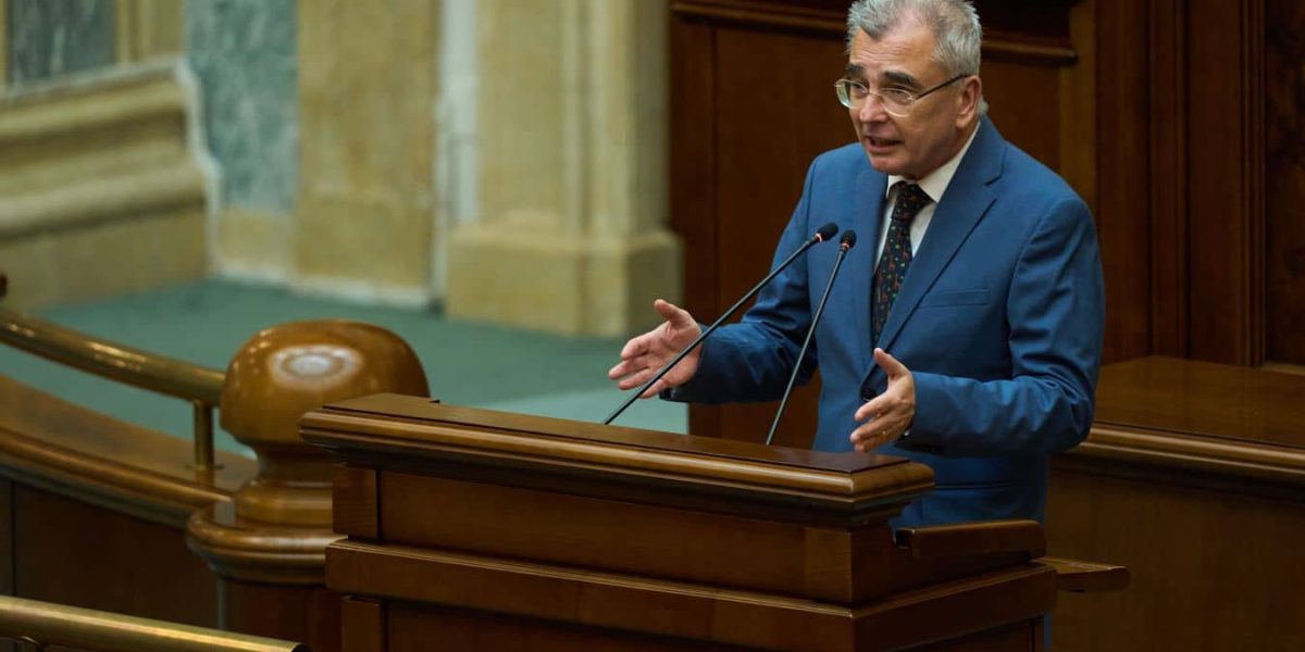 Guvernul Bolojan, în cădere: Trei trimestre de recesiune și inflația la 10%