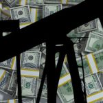 Petrolul sare de 100 de dolari! Donald Trump, despre prețul benzinei: Vor fi scumpiri