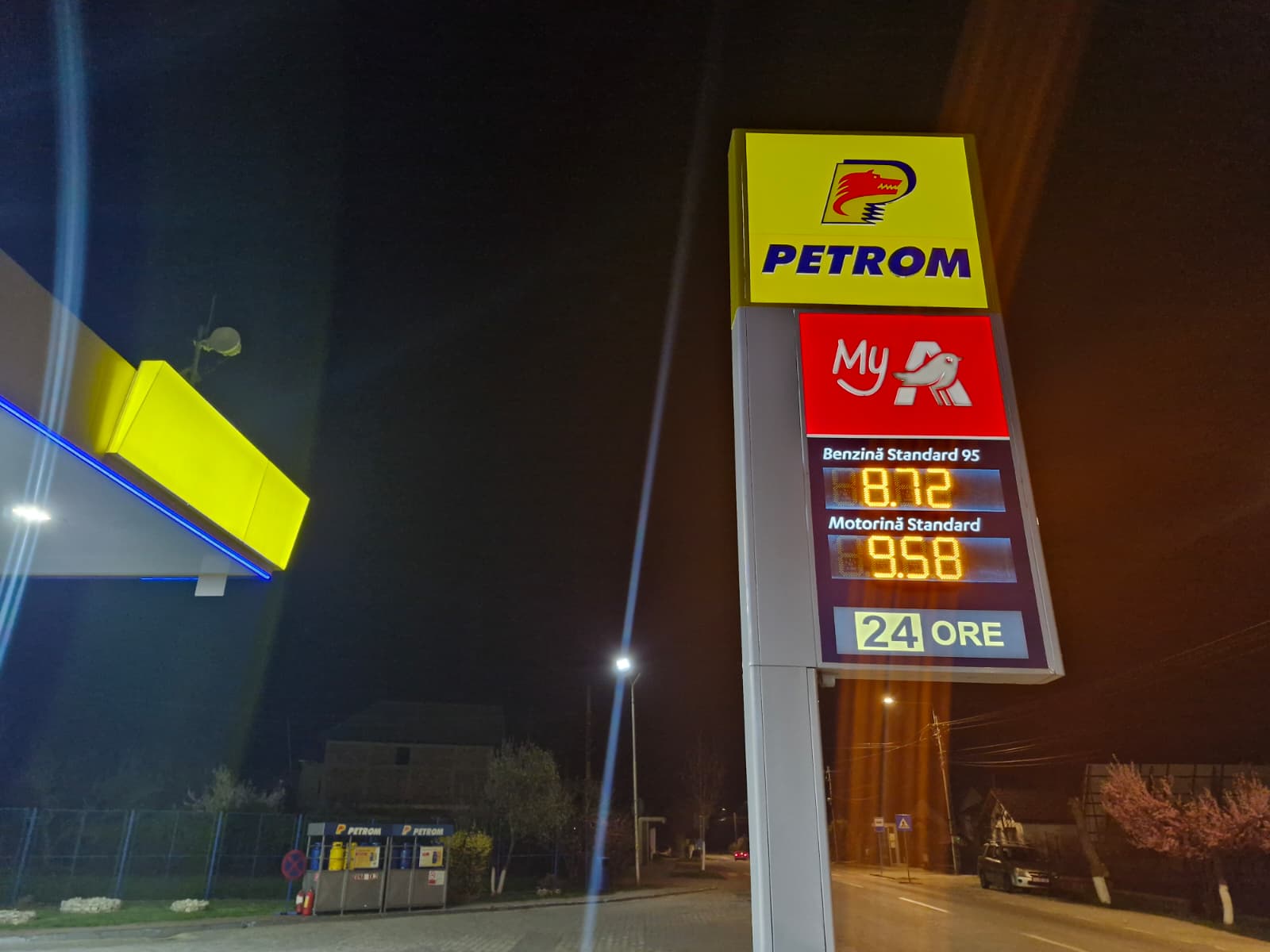 Benzina și motorina, mult mai ieftine azi: Vezi cu cât s-au redus prețurile!