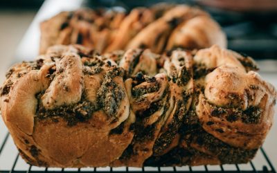 Reteta Nostalgica: Cozonac Pufos cu Nuca Cozonacul, desertul tradițional nelipsit de pe mesele românilor în preajma sărbătorilor, poate fi pregătit acasă cu ingrediente simple și cu puțină răbdare