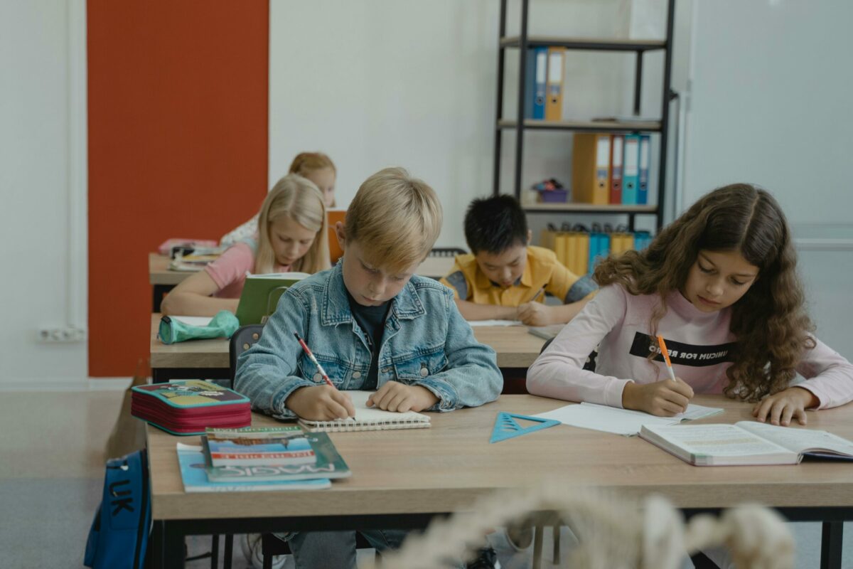 Elevii români nu vor primi bursele școlare mai devreme de Paște, ci la data obișnuită, 20 aprilie, conform calendarului stabilit de autorități