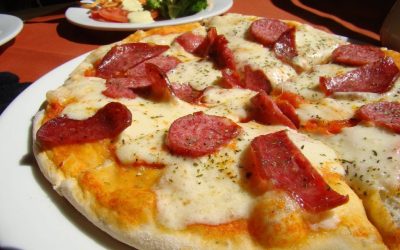 Un microbiolog britanic avertizează că persoanele care obișnuiesc să consume resturi alimentare păstrate necorespunzător se expun unor pericole serioase pentru sănătate, riscând să facă toxiinfecții alimentare