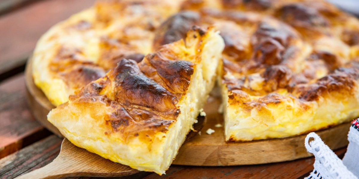 Secretul plăcintei țărănești: foi subțiri, brânză și… tavă sau răsucită