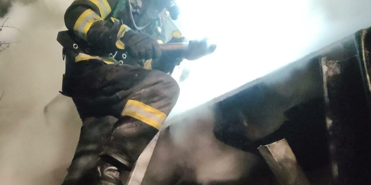 Incendiu uriaș la un service din Galați: Pompierii au găsit o victimă, misiunea continuă