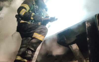 Incendiu uriaș la un service din Galați: Pompierii au găsit o victimă, misiunea continuă