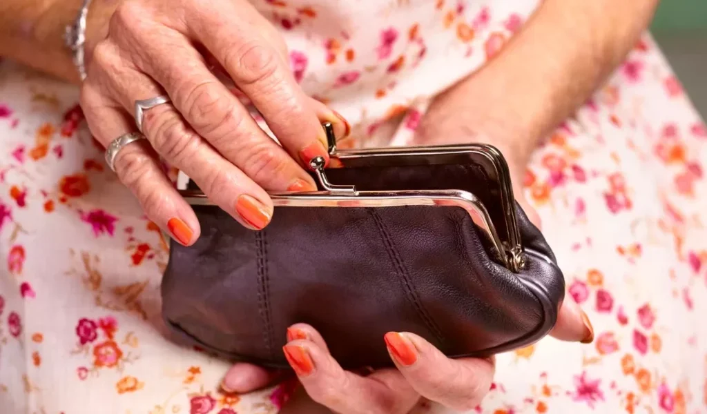 Milioni de români se confruntă cu o pensie insuficientă pentru un trai decent Milioane de pensionari din România trăiesc în condiții dificile, cu venituri care nu le asigură o existență confortabilă