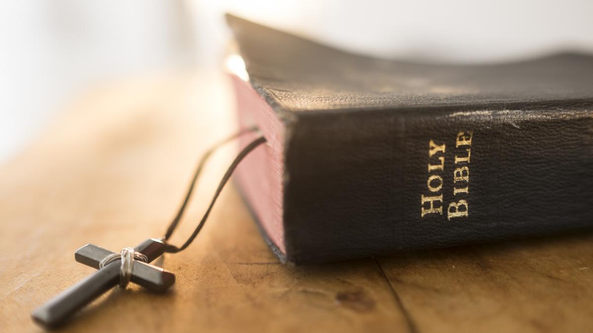 Un farmacist din Tennessee colecționează biblii de lux originare din toată lumea, unele ajungând la prețuri de câteva sute de euro