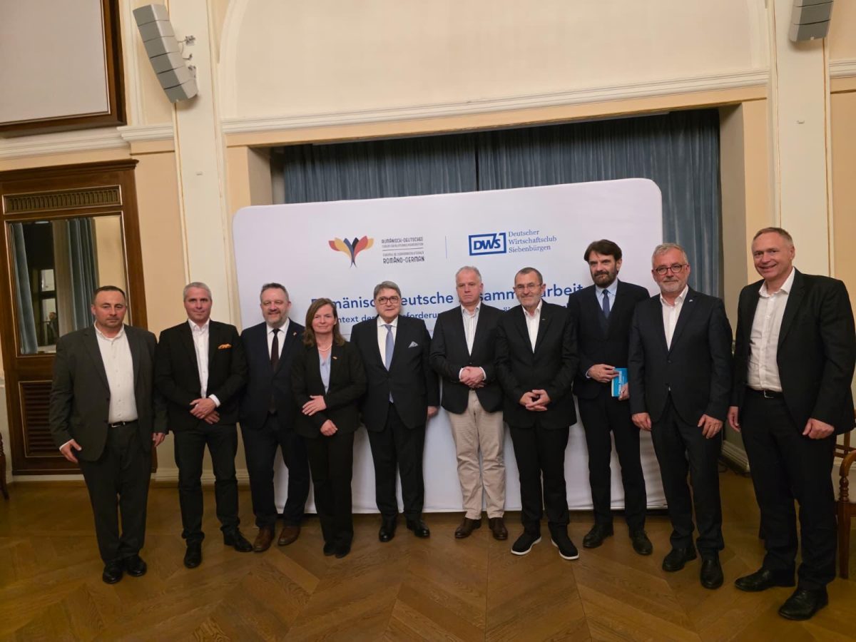 Producția industrială a scăzut, investitorii germani avertizează asupra blocării investițiilor în România Producția industrială a României a înregistrat o scădere de 3,8%, iar vânzările din retail au coborât cu 6,5%