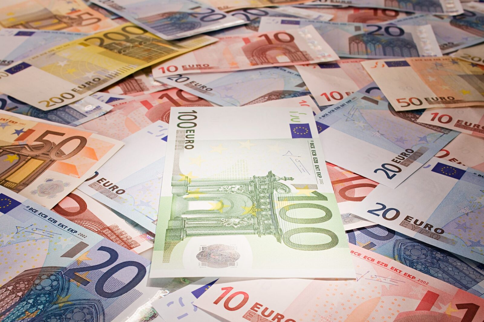 Fermierii și antreprenorii români pot accesa până la 20 mil. EUR din fonduri europene pentru panouri solare și baterii în 2026