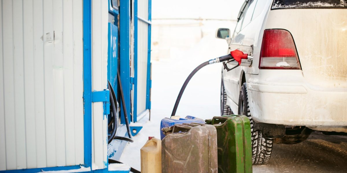 Poți lua combustibil în canistră de la benzinărie? Reguli esențiale pentru șoferi