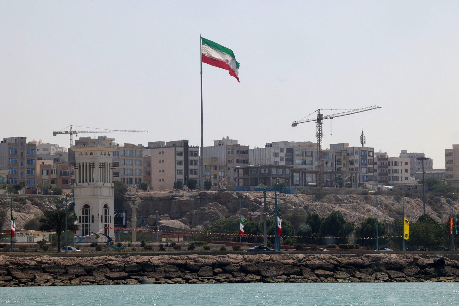 Președintele Donald Trump analizează controlul asupra petrolului iranian Președintele SUA, Donald Trump, ia în calcul varianta ca Statele Unite să preia controlul asupra zăcămintelor de petrol din Iran, în contextul tensiunilor americane cu Teheranul