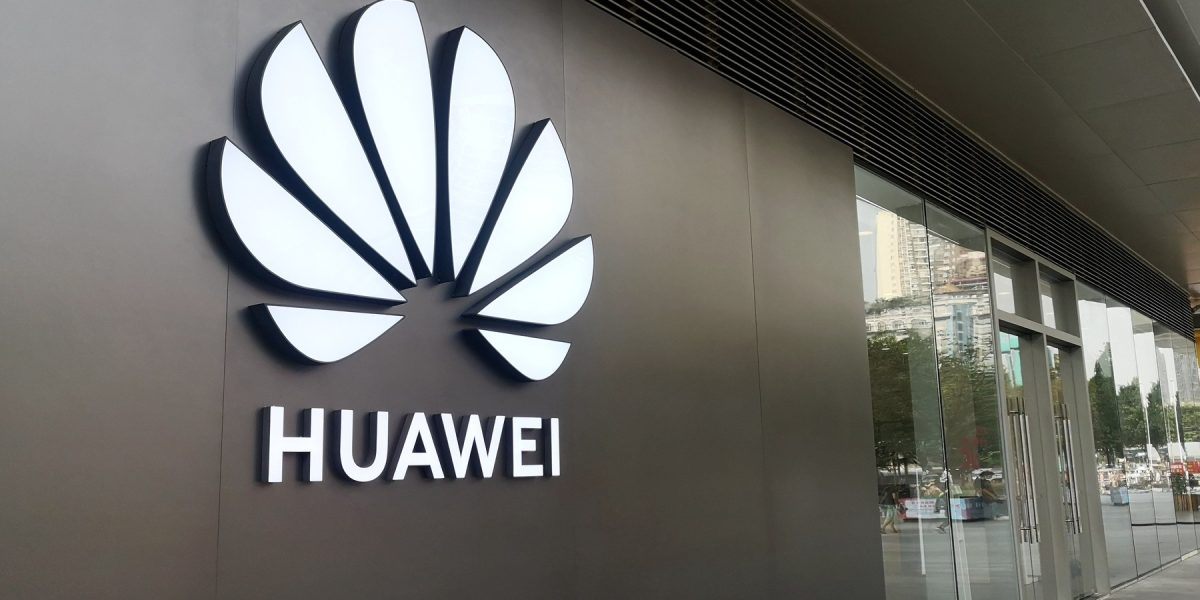 Huawei dă lovitura: Noul telefon pliabil, peste Apple șî Samsung!
