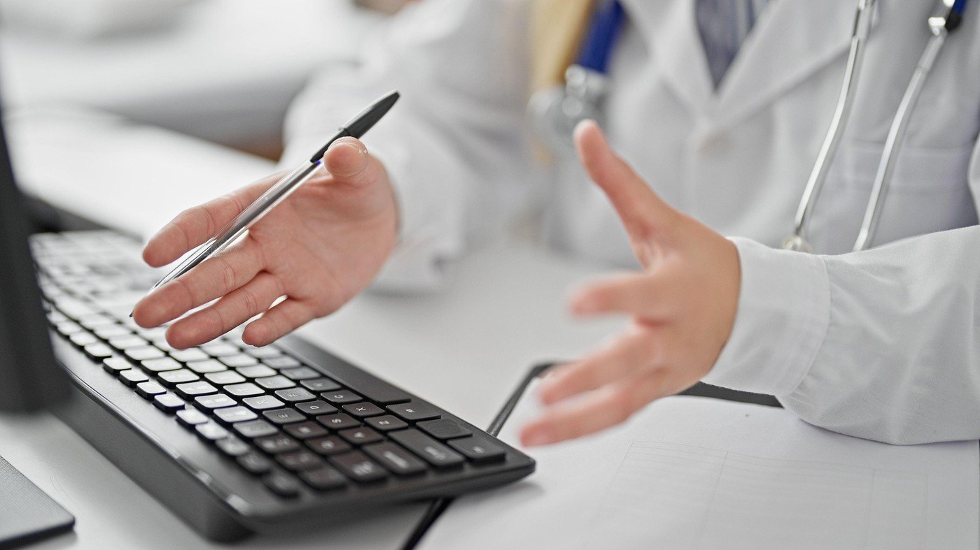 Concediul medical reprezintă o facilitate esențială pentru angajați, asigurând protecția drepturilor lor în caz de incapacitate temporară de muncă