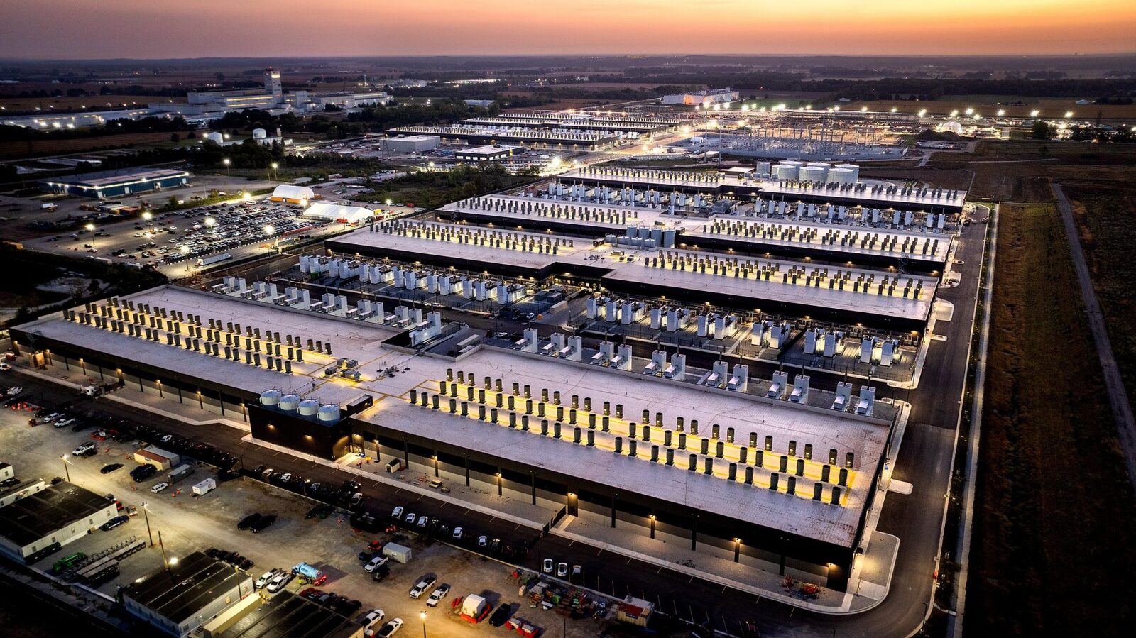 Centrele de date destinate suportului inteligenței artificiale (AI) au un impact din ce în ce mai complex asupra mediului, nu doar prin consumul excesiv de energie, ci și prin generarea unor „insule de căldură” ce alimentează schimbări semnificative în temperatură, afectând milioane de oameni