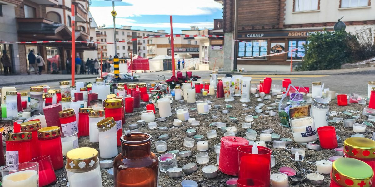 Proprietarii unui bar din Crans-Montana, acuzați în Italia după incendiul ucigaș