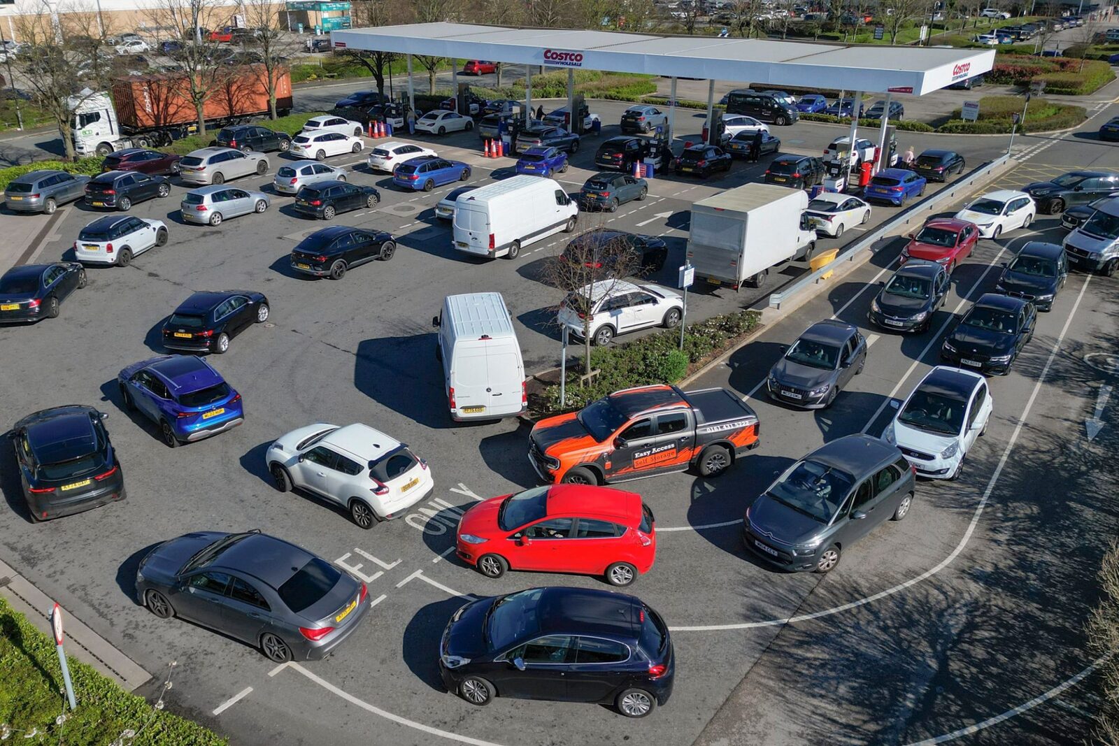 cat de mult au crescut prețurile carburanților în România față de restul europei în contextul crizei de importuri din Rusia și azerbaidjan