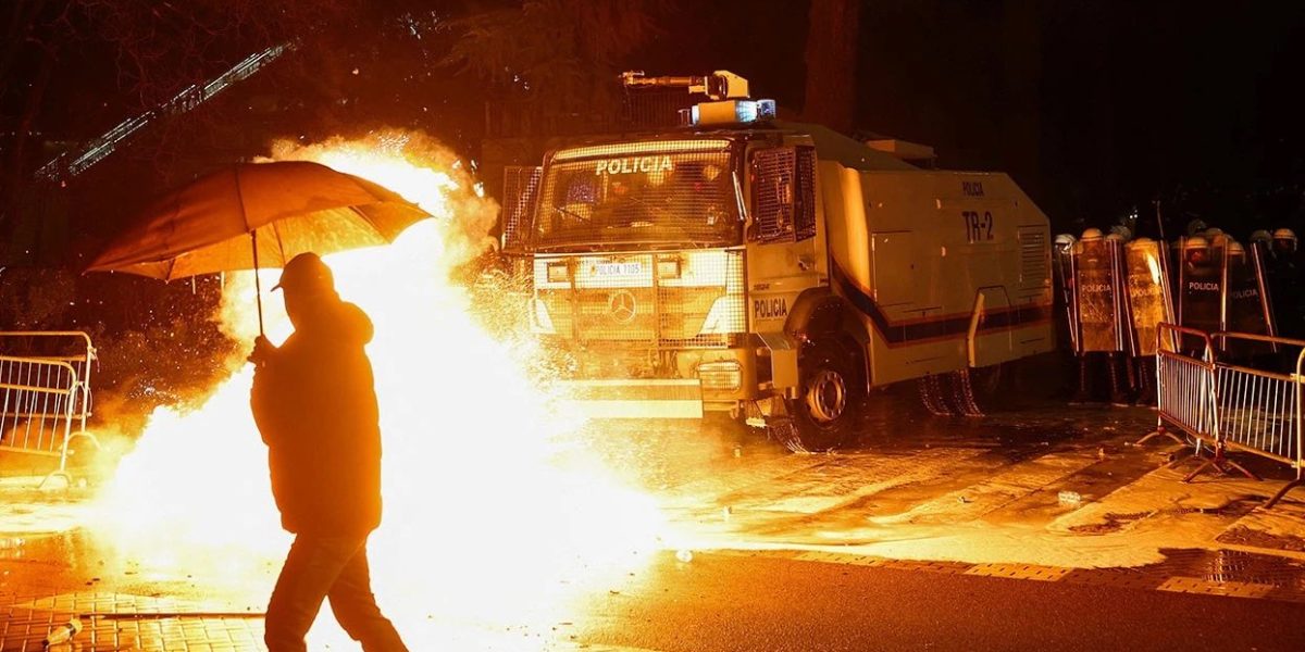 Arestări și scandal la Tirana: Trei parlamentari, la spital, după ciocniri