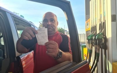 Ministrul Energiei, Bogdan Ivan, a anunțat că prețurile la carburanți ar putea scădea în România în următoarele săptămâni, corelate cu evoluția prețului motorinei pe piețele internaționale