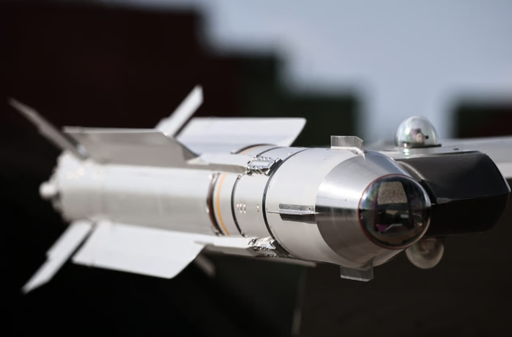 Franța își propune să cheltuiască până în 2030 peste 280 de miliarde de euro pentru modernizarea și extinderea capacităților sale militare, în cadrul programului european SAFE, dedicat creșterii rezilienței și autonomiei în domeniul apărării