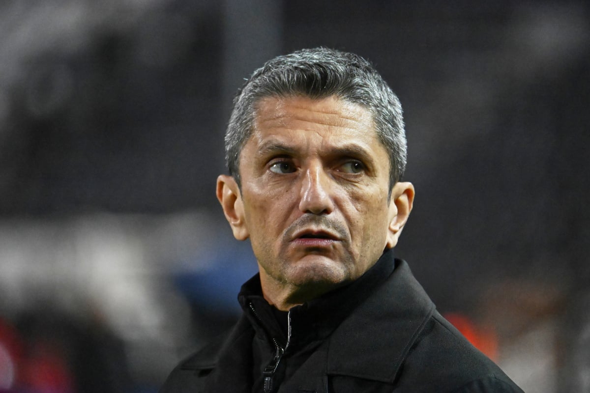 Răzvan Lucescu, antrenorul în vârstă de 57 de ani al clubului PAOK Salonic, a ajuns de urgență în România, duminică seara, pentru a fi aproape de familia sa în fața unei situații medicale extrem de grave