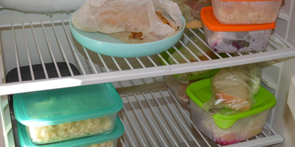 Cât rezistă mâncarea gătită în frigider: Pericol de toxiinfecții