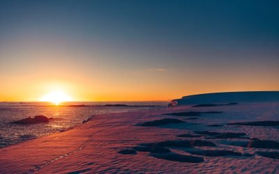 Antarctica ascunde rezerve semnificative de resurse minerale, inclusiv AUR, argint, cupru și fier, care ar putea deveni accesibile odată cu topirea avansată a gheții