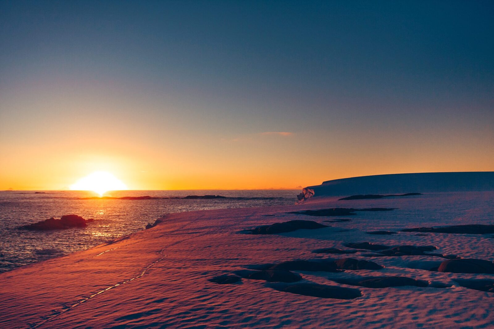 Antarctica ascunde rezerve semnificative de resurse minerale, inclusiv AUR, argint, cupru și fier, care ar putea deveni accesibile odată cu topirea avansată a gheții