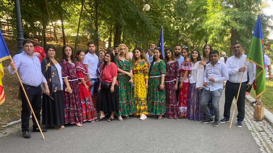 Președintele Nicușor Dan a transmis, luni, un mesaj de Ziua Internațională a Romilor și sărbătoarea etniei romilor din România, subliniind importanța recunoașterii și celebrării diversității culturale ca element esențial pentru dialogul etnic și social