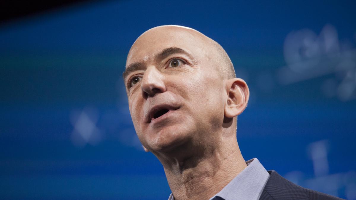 Bezos, salariu de mizilic la Amazon: Cât costă, de fapt, călătoriile șefului?