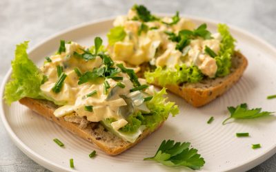 Trei Rețete Inedite De Salată De Ouă: Idealul Pentru Gustări și Sandvișuri Salata de ouă, un preparat clasic și versatil, revine în atenția culinară cu trei rețete originale, perfecte pentru a satisface pofta de gustări rapide și delicioase
