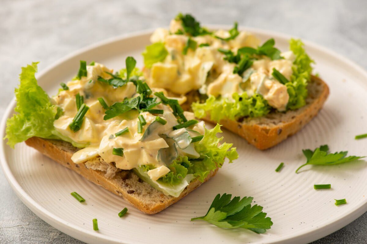 Trei Rețete Inedite De Salată De Ouă: Idealul Pentru Gustări și Sandvișuri Salata de ouă, un preparat clasic și versatil, revine în atenția culinară cu trei rețete originale, perfecte pentru a satisface pofta de gustări rapide și delicioase