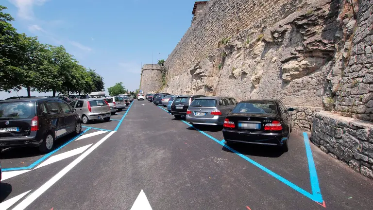 Conflict pentru un loc de parcare într-un oraș mic din San Marino s-a soldat cu incendii și blessuri Un incident violent petrecut în centrul orașului San Marino a avut loc în timpul zilei de Paște, după o dispută pentru un loc de parcare