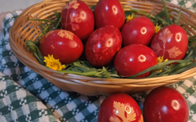 Ouăle de Paște, vopsite natural: Metode tradiționale și trucuri pentru culori vibrante Paștele se apropie cu pași repezi, iar pregătirile pentru cea mai importantă sărbătoare creștină sunt în toi