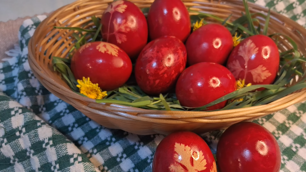 Ouăle de Paște, vopsite natural: Metode tradiționale și trucuri pentru culori vibrante Paștele se apropie cu pași repezi, iar pregătirile pentru cea mai importantă sărbătoare creștină sunt în toi