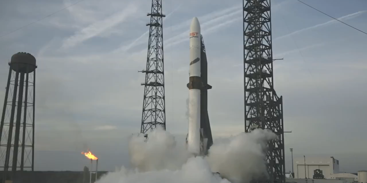 Blue Origin învinge SpaceX: Prima aterizare reușită a unui motor New Glenn reutilizat