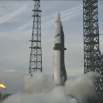 Blue Origin învinge SpaceX: Prima aterizare reușită a unui motor New Glenn reutilizat