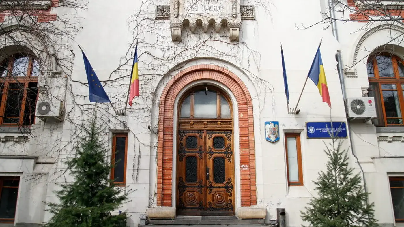 Ministerul Educației anunță plăți pentru profesorii câștigători în instanță, însă implementarea acestora întâmpină dificultăți la nivel local Deși Ministerul Educației a confirmat oficial că, în luna aprilie 2026, urmează să fie efectuate plăți către profesorii care au câștigat în instanță drepturi salariale restante, aplicarea acestor măsuri nu decurge uniform în toate județele