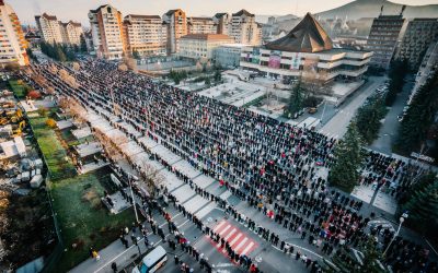 Mii de credincioși din Miercurea Ciuc s-au adunat duminică în centrul orașului pentru a participa la tradiția sfințirii bucatelor de Paște, eveniment reflectat în fotografii postate de liderul UDMR, Kelemen Hunor, pe pagina de Facebook